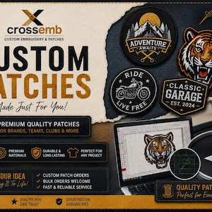 以下が含まれることがあります： 「CUSTOM PATCHES MADE JUST FOR YOU!」および「crossemb」のテキストが記載されたカスタム刺繍とワッペンのプロモーション画像。トラ、山、オートバイのデザインが施された円形や盾形のワッペン、および刺繍機が表示されています。