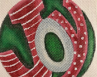 Könnte beinhalten: Ein runder, grüner, weißer und roter Weihnachtsbaumschmuck mit dem Wort "JOY" in einer stilisierten Schrift.