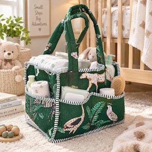 Puede incluir: Un organizador de pañales de tela acolchada en color verde oscuro con un estampado de animales de la selva que incluye cebras, leopardos y aves. Cuenta con dos asas resistentes, múltiples bolsillos exteriores y un borde a rayas.