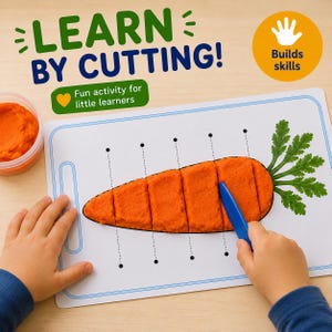 Puede incluir: Una tabla de cortar blanca con el contorno de una zanahoria y líneas discontinuas para cortar masa naranja. El texto dice LEARN BY CUTTING!, Builds skills y Fun activity for little learners. Se utiliza un cuchillo de plástico azul.