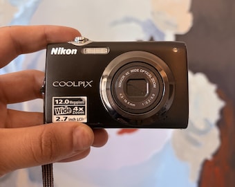 Fotocamera digitale vintage Nikon Coolpix S3000 - Rotta, per pezzi di ricambio
