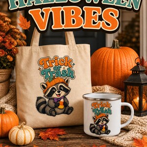 Puede incluir: Una bolsa de tela beige y una taza de esmalte blanca, ambas con un gráfico de un mapache con sombrero de calabaza que sostiene un dulce de maíz con el texto Trick or Trash. La imagen incluye el texto COZY HALLOWEEN VIBES y SHOP THE COLLECTION.