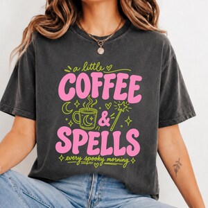 Kaffe och trollformler-tröja, häxig läskig kaffe-tröja, Halloween-kaffeälskare häxgåva rund hals-tröja