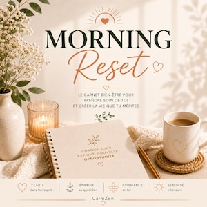 Peut inclure: Un carnet à spirales avec une couverture beige portant le texte "CHAQUE JOUR EST UNE NOUVELLE OPPORTUNITÉ" et une petite icône de feuille. Le carnet est présenté avec une tasse en céramique, une bougie allumée et un vase de fleurs.