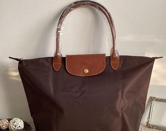 Bolso tote grande Longchamp de nailon marrón | Bolso plegable ligero para uso diario con detalles de piel