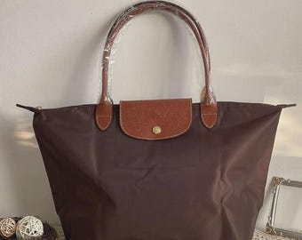 Borsa a mano pieghevole spaziosa Longchamp, in nylon marrone con bordi in pelle, ultraleggera, ideale per tutti i giorni.