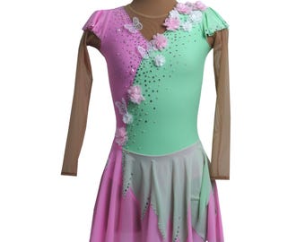 Abito da pattinaggio artistico Flora / Abito da competizione rosa e verde / Costume da pattinaggio a farfalla / Abito da pattinaggio sul ghiaccio per bambine / Taglia 140