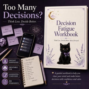 Op de afbeelding: Een Decision Fatigue Workbook met een illustratie van een zwart kitten, een smartphone met meldingen, een spiraalgebonden to-do lijst en paarse plakbriefjes met tekst zoals Too Many Decisions, Think Less, Decide Better, Move Forward.