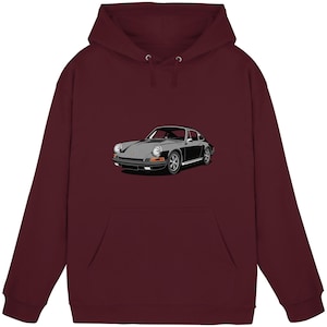 Könnte beinhalten: Ein kastanienbrauner Kapuzenpullover mit langen Ärmeln und einer mittigen grafischen Illustration eines schwarzen Oldtimer-Sportwagens. Der Hoodie verfügt über eine Kängurutasche, eine Kapuze mit Kordelzug sowie gerippte Bündchen und Saum.