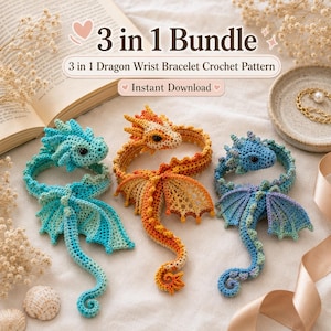 Könnte beinhalten: Drei gehäkelte Drachen-Armbänder in Blau-, Orange-Gelb- und Blau-Lila-Verläufen. Der Text lautet 3 in 1 Bundle, 3 in 1 Dragon Wrist Bracelet Crochet Pattern und Instant Download. Jeder Drache hat detaillierte Flügel und einen geringelten Schwanz.
