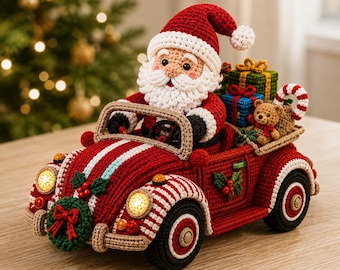 Puede incluir: Una figura de Papá Noel tejida a ganchillo conduciendo un coche rojo con rayas blancas. El coche tiene una corona verde en la parte delantera, faros brillantes y un maletero lleno de regalos envueltos, un osito de peluche y un bastón de caramelo.