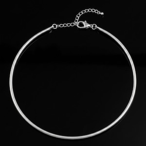 Gargantilla de alambre plateado, collar rígido minimalista, gargantilla metálica ajustable, joyería delicada y llamativa, regalo para ella.