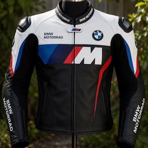 Könnte beinhalten: Eine Motorradjacke aus Leder in Weiß, Schwarz, Blau und Rot mit dem BMW Motorrad Logo auf Brust, Kragen und Ärmeln. Die Vorderseite zeigt ein großes weißes M-Grafikdesign mit blauen und roten Streifen, einen Reißverschluss und schützende Schulterpolster.