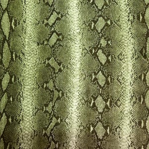 Peut inclure: Un tissu présentant un motif répétitif de peau de serpent vert olive et brun foncé. Le design se compose de bandes verticales d'écailles en forme de losange alternant avec des rayures linéaires texturées, créant un aspect reptilien détaillé.