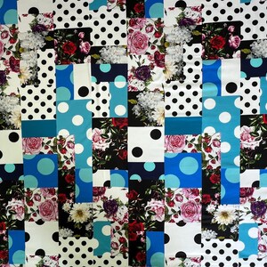 Peut inclure: Un tissu présentant un motif patchwork composé de blocs rectangulaires. Le design alterne entre du tissu blanc à pois noirs, du bleu vif uni et du tissu noir orné d'imprimés floraux de roses rouges, roses et blanches éclatantes.