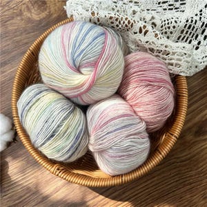 Handgefärbtes Garn in Fingering-Stärke (50 g) | Weiches Merino-Sockengarn | Gesprenkelte Wolle zum Stricken und Häkeln | Handgefärbtes Garn