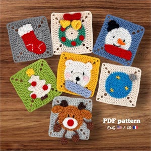 Peut inclure: Sept motifs carrés au crochet sur le thème de Noël : une chaussette rouge, une couronne verte avec des cloches jaunes, un bonhomme de neige, un sapin blanc, un ours polaire, une planète bleue et un renne. Texte : PDF pattern ENG et FR.
