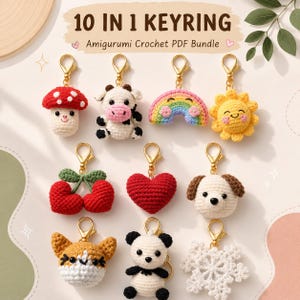 Könnte beinhalten: Eine Sammlung von zehn Amigurumi-Häkel-Schlüsselanhängern mit Pilz, Kuh, Regenbogen, Sonne, Kirschen, Herz, Hund, Katze, Panda und Schneeflocke. Jeder Artikel hat einen goldenen Karabinerverschluss. Der Text 10 IN 1 KEYRING Amigurumi Crochet PDF Bundle ist sichtbar.