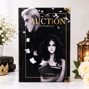 Könnte beinhalten: Ein gebundenes Buch mit dem Titel THE AUCTION von LOVESBITCA8, schwarzem Einband, Goldfolienakzenten und Eckschonern. Das Cover zeigt eine schwarz-weiße Illustration eines Mannes und einer Frau, umgeben von fliegenden Papieren und Vögeln.