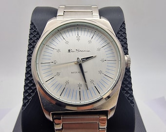 A authentic pre-owned Ben Sherman BS095 Men's Quartz Watch. Featuring a unique brushed silver analogue display,