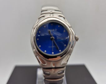 Stunning vintage ladies' Seiko  quartz watch (Model 8Y21-0020). Stainless steel Deployment bracelet.