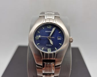 Beautiful Sekonda ladies' quartz wristwatch (Model 04624). Featuring a striking, vibrant blue sunray dial, date  and stainless bracelet