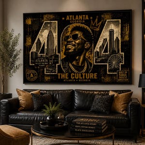 Peut inclure: Une impression murale rectangulaire représentant le portrait d'une personne souriante portant des lunettes de soleil et une chaîne en or. Le design inclut le texte 404, Atlanta Georgia et The Culture, sur un fond urbain noir et doré.