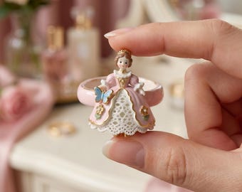 Miniaturowy pierścionek z żywicy, złote akcenty, koronka vintage, fantazyjny element dekoracyjny w stylu wróżkowym