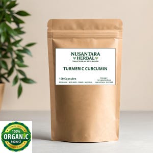 Könnte beinhalten: Ein brauner Standbeutel mit Kurkuma-Kapseln. Das Etikett zeigt Nusantara Herbal, 100 Capsules, All Natural, Non GMO, Vegan, No Fillers, Dosage 1-2 Capsules/Days, Expired Date Oct 2028. Ein grünes 100% Organic Product Siegel ist abgebildet.