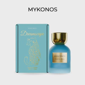 Könnte beinhalten: Ein hellblauer Parfümflakon und die dazugehörige rechteckige Schachtel. Die Schachtel zeigt eine goldene Leopardenillustration und den Text Mykonos Dreamscape. Der Flakon hat einen goldenen Verschluss und ein goldenes Etikett mit Mykonos Extrait de Parfum.