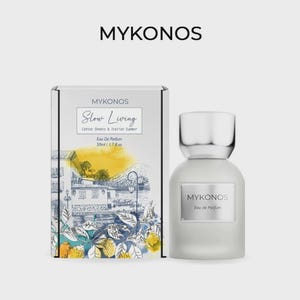 Könnte beinhalten: Ein 50ml Flakon Mykonos Eau de Parfum mit silbernem Verschluss und rechteckiger Schachtel. Die Schachtel zeigt eine Skizze eines Küstengebäudes mit gelben Akzenten und den Text Mykonos Slow Living Cotton Sheets & Italian Summer 50ml.