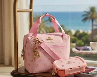 Stanley 1913 x LoveShackFancy Pink Mini-Kühltasche (10er Dose) + GRATIS Stanley Lunch Box!
