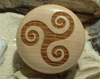 Bouton de meubles Triskele Gravure hêtre Tribal celtique Tribal celtique Bouton de meubles avec vis