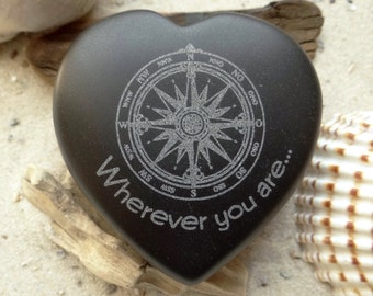 Coeur Talisman Rose des vents Gravure Basalt Boussole avec proverbe anglais - Wherever you are my heart is with you - Porte-bonheur