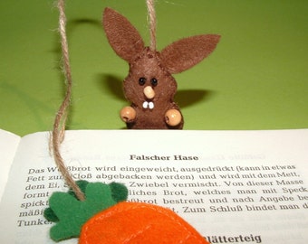 Marque-pages Mümmelmann Carotte à la main en feutre - lapin et carotte marquent la page dans le livre