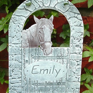 Signo de la puerta Puerta del establo del caballo deseo grabado pintado a mano Signo de la puerta Pony de caballo Grabado pintado a mano texto de su elección imagen 2