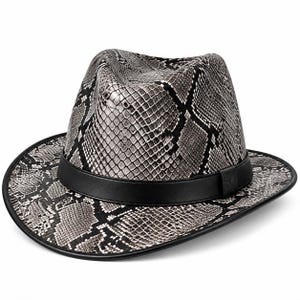 Könnte beinhalten: Ein Fedora-Hut mit einem grau-schwarzen Schlangenledermuster auf der Krone und der Krempe. Der Hut verfügt über ein einfarbig schwarzes Band um die Basis der Krone und einen schwarzen Rand an der Krempe, was einen deutlichen Kontrast erzeugt.