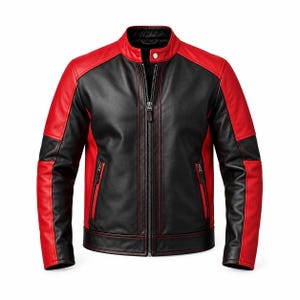 Puede incluir: Una chaqueta de cuero negra y roja con cuello mao y un botón a presión, cremallera frontal completa y dos bolsillos laterales con cremallera. El diseño incluye paneles rojos en los hombros y las mangas con detalles en color negro.