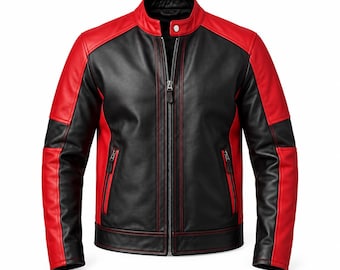 Puede incluir: Una chaqueta de cuero negra y roja con cuello mao y un botón a presión, cremallera frontal completa y dos bolsillos laterales con cremallera. El diseño incluye paneles rojos en los hombros y las mangas con detalles en color negro.