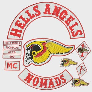 Könnte beinhalten: Eine Sammlung bestickter Aufnäher mit einem großen bogenförmigen HELLS ANGELS-Schriftzug, einem NOMADS-Schriftzug, einem zentralen geflügelten Totenkopf-Emblem, kleineren geflügelten Totenkopf-Aufnähern und rautenförmigen 1%-Aufnähern mit Text wie AFFA und 999.