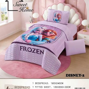May include: A 4-piece Disney Frozen bedspread set in light purple featuring Elsa and Anna. The set includes a bedspread measuring 180x240cm, a fitted sheet 120x200+30cm, a pillow sham 50x70+5cm, and a pillowcase 50x70cm. The fabric has a wavy quilted texture.