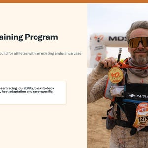 Könnte beinhalten: Ein digitales Dokument mit dem Titel Marathon Des Sables 6-Month Training Program und Text über ein rennspezifisches Training für Athleten. Neben dem Text trägt ein Läufer eine Trinkweste, eine Sonnenbrille und hält eine 40-Jahre-Jubiläumsmedaille.