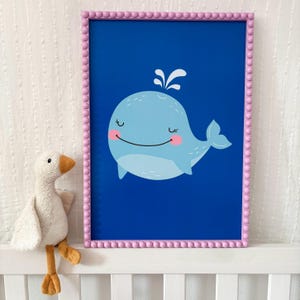 Handverzierter Bilderrahmen mit Poster für Kinder, Süßer Wal Kunstdruck gerahmt fürs Kinderzimmer, Echtholzrahmen A4 30x40, Babygeschenk
