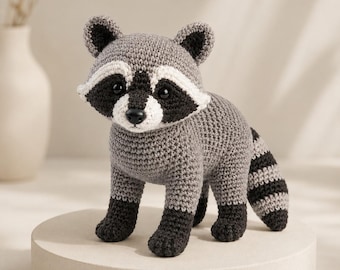 Peluche procione all'uncinetto, giocattolo procione amigurumi fatto a mano, animale di peluche del bosco, decorazione per la cameretta a tema foresta, regalo per neonati