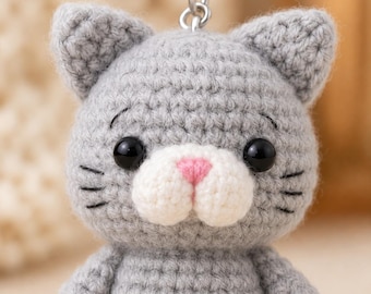 Schema per portachiavi a forma di gatto all'uncinetto, portachiavi amigurumi a forma di gatto, ciondolo kawaii a forma di gattino, simpatico animale all'uncinetto, schema PDF per peluche di gatto fatto a mano