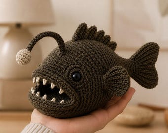 Schema PDF per realizzare un pesce lanterna all'uncinetto, amigurumi di pesce degli abissi, schema per un giocattolo all'uncinetto a forma di creatura marina