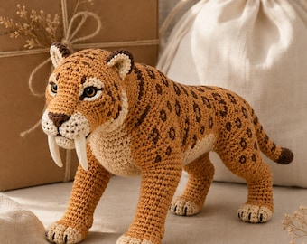 Schema per realizzare uno Smilodon all'uncinetto in PDF, Amigurumi di una tigre dai denti a sciabola, Uncinetto di animali preistorici, Tutorial per realizzare un peluche di un gatto dell'era glaciale