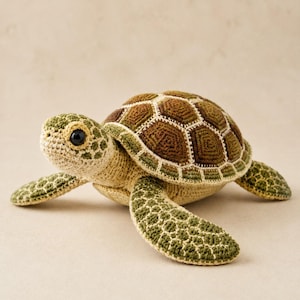 Pu&ograve; includere: Un peluche a forma di tartaruga marina realizzato all'uncinetto, con testa e ventre color beige chiaro e un guscio testurizzato composto da toppe esagonali marrone scuro e verde oliva. Presenta due occhi in plastica nera e quattro pinne.
