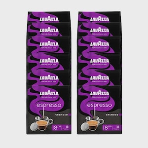 Pode incluir: Duas pilhas verticais de cápsulas de café Lavazza Espresso Cremoso, cada uma contendo 18 unidades. A embalagem preta apresenta redemoinhos gráficos roxos, o logótipo Lavazza, o texto espresso e uma ilustração de uma chávena de café com uma cápsula.