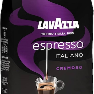 Peut inclure: Un sachet noir de grains de café Lavazza Espresso Italiano Cremoso. L'emballage présente un graphique de vapeur violette s'élevant d'une tasse en verre d'espresso. Le texte inclut Lavazza, Torino, Italia, 1895, espresso, Italiano, Cremoso et 1000 g.